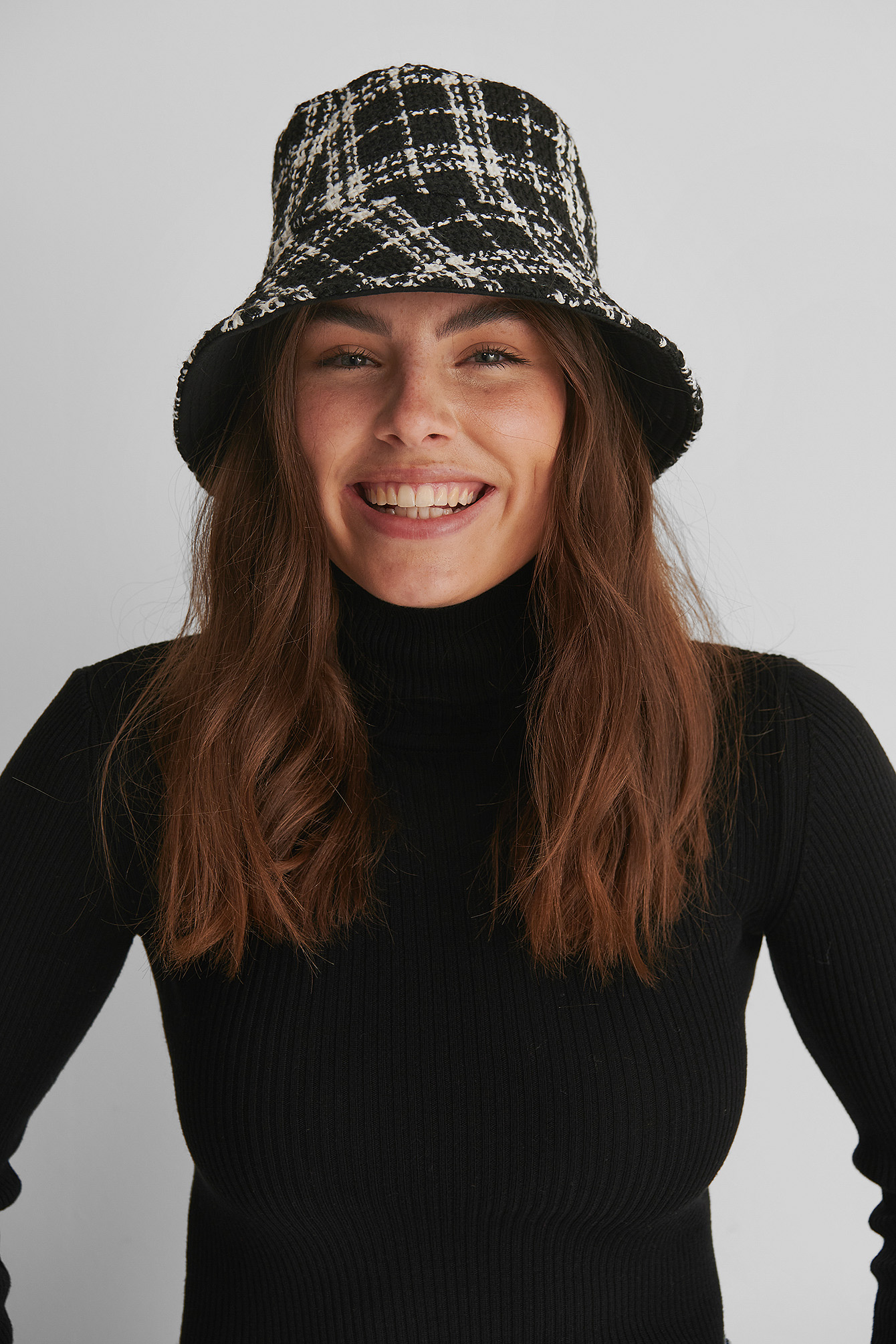 checkered bucket hat outfit