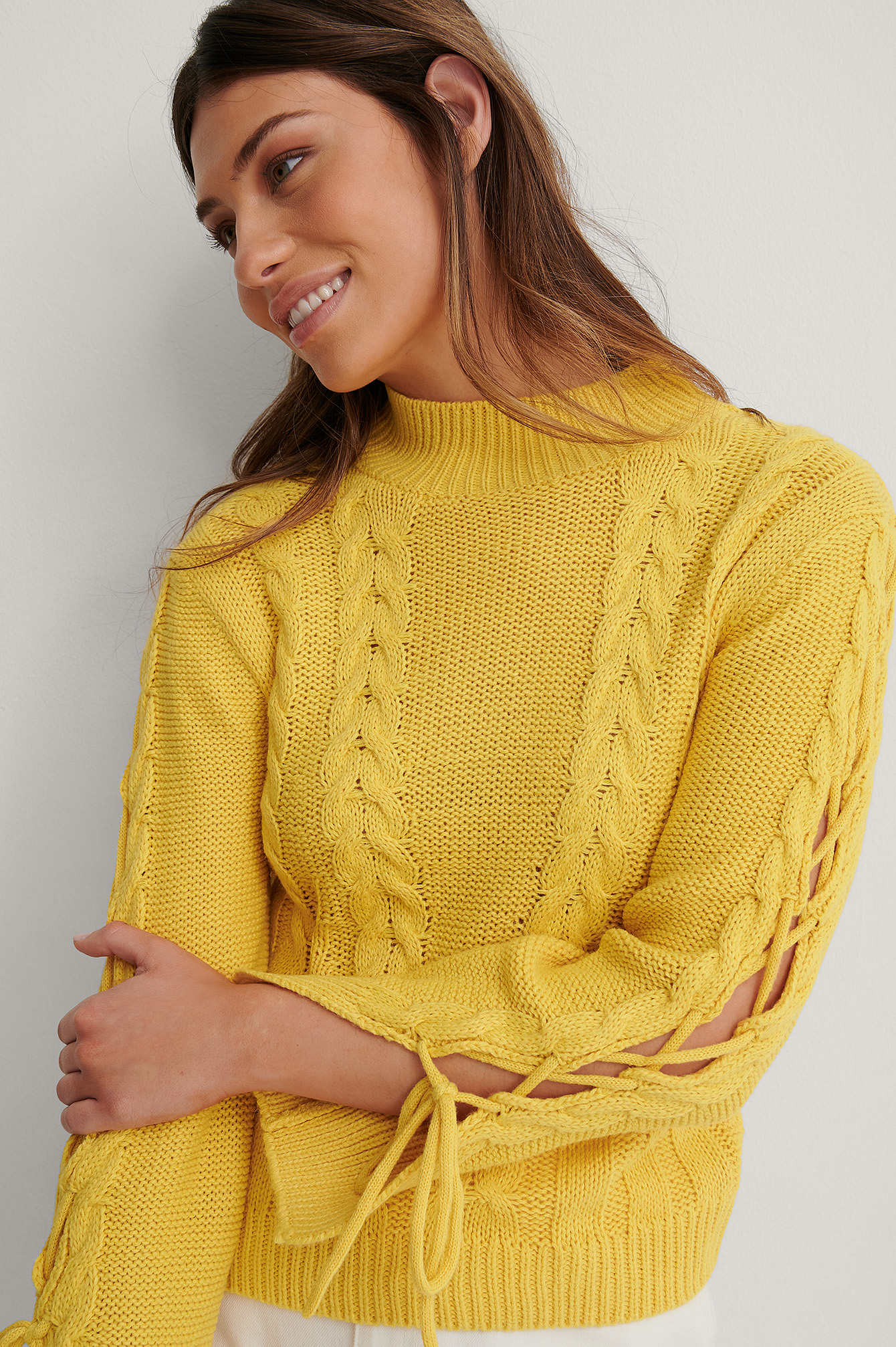 Dusty Yellow Dziergany sweter z koronką