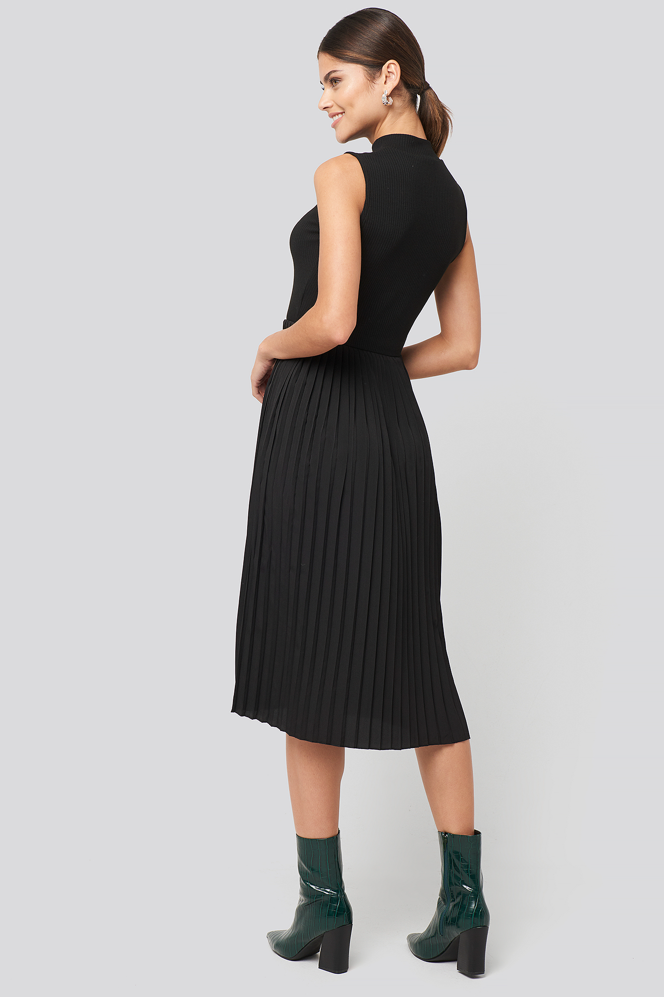 Midi Sleeveless Pleated Dress Black | na-kdlounge.com