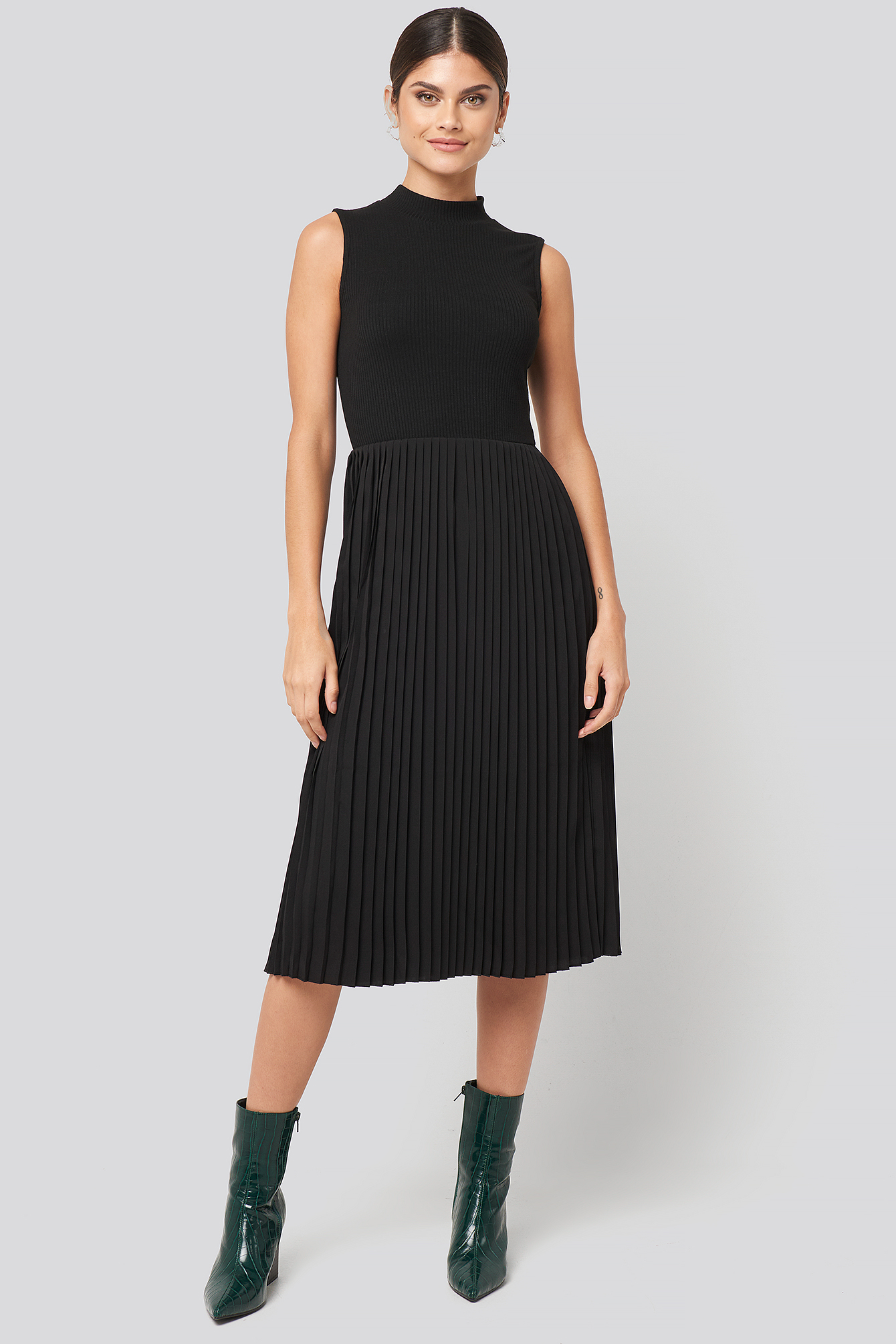 Midi Sleeveless Pleated Dress Black | na-kdlounge.com