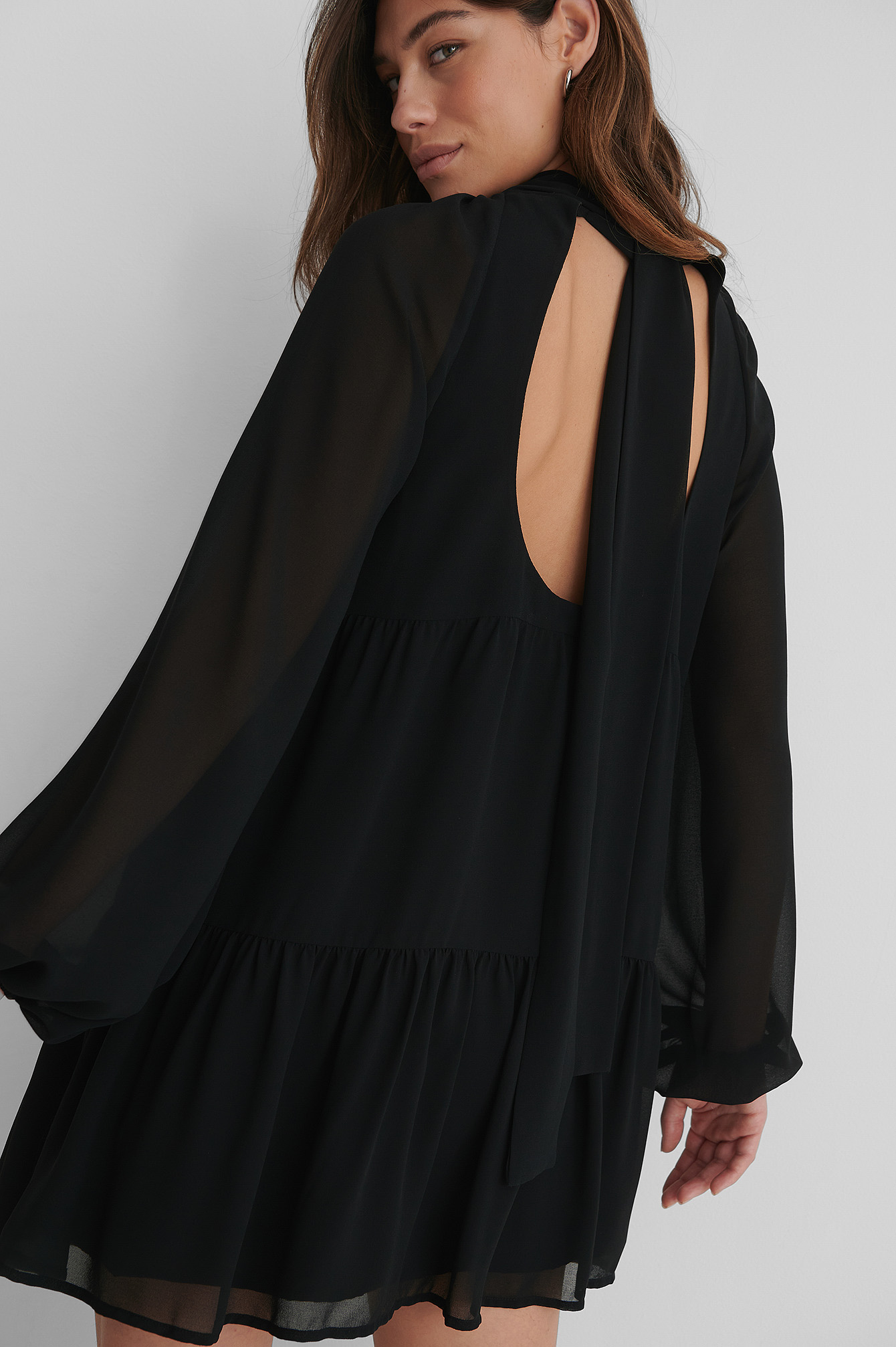 Black Recyklingowana Sukienka Odsłaniająca Plecy