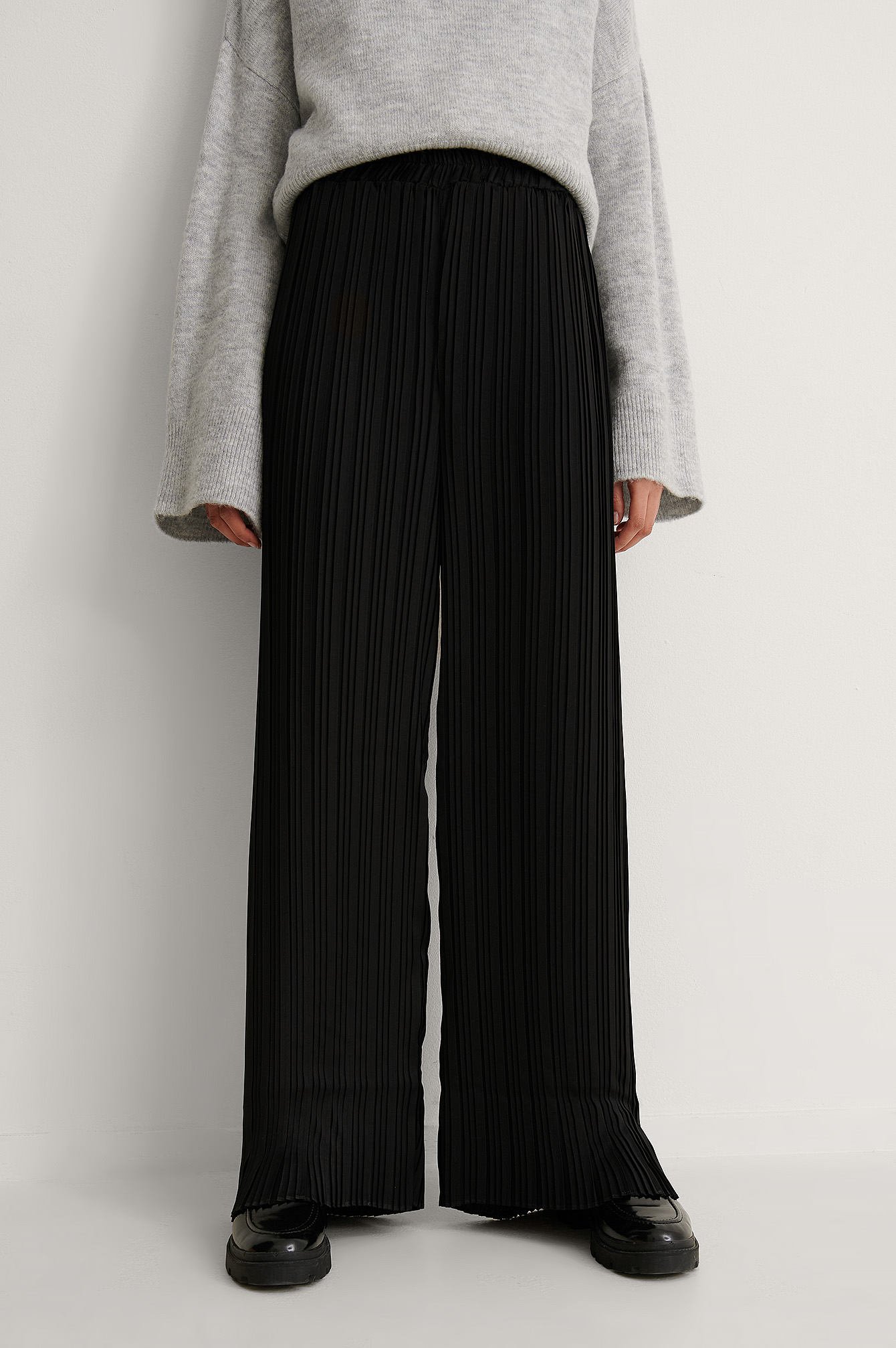 black pleated wide leg pants