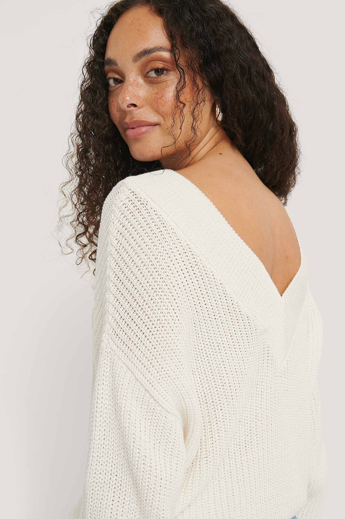 white knitted sweatshirt