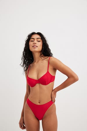 Red Recyklingowane mocno wycięte figi od bikini