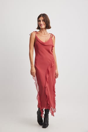 Soft Red Szyfonowa sukienka midi z ozdobnym wiązaniem z falbanką